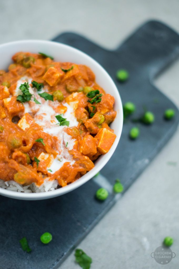 szybki obiad wegetariański curry z groszku i tofu