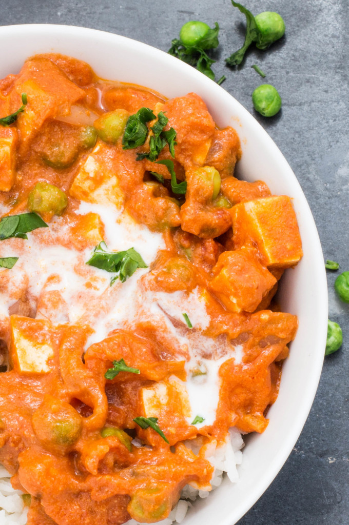 Szybki obiad wegański curry z tofu i groszkiem • Anna Sudoł